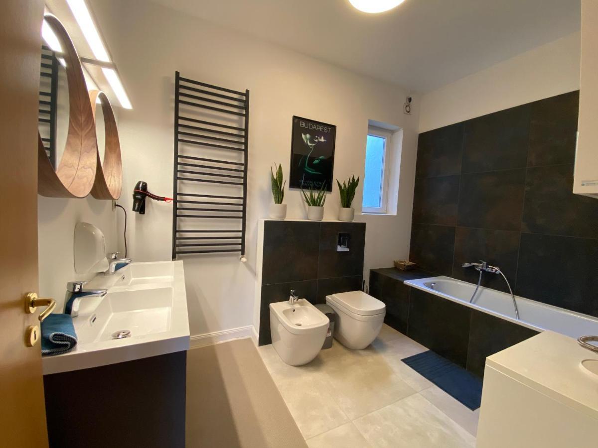 2 Bedroom 107 M2 Loft With Balcony بودابست المظهر الخارجي الصورة